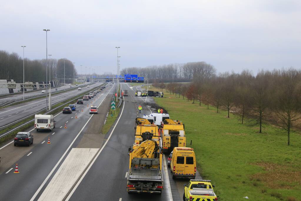 Vrachtwagen kantelt snelweg dicht