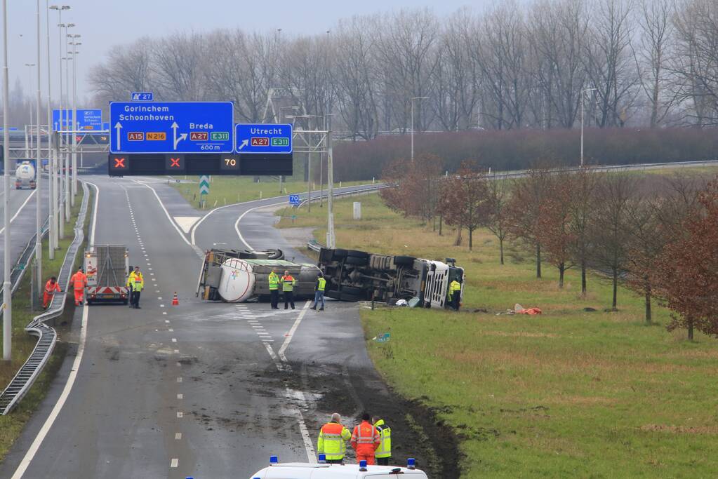 Vrachtwagen kantelt snelweg dicht