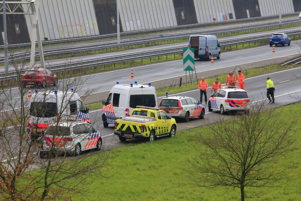 Vrachtwagen kantelt snelweg dicht