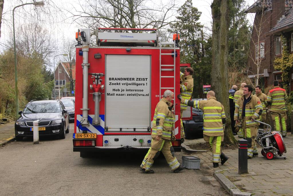Brandweer ventileert woning na verbrande maaltijd in oven