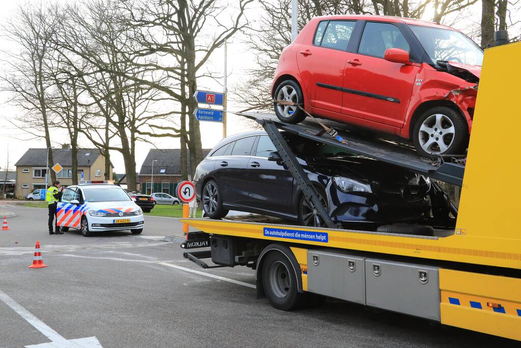 Twee voertuigen botsen op kruising