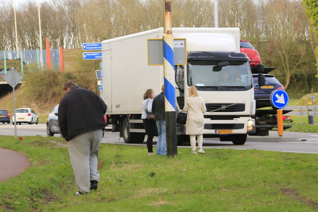 Twee voertuigen botsen op kruising