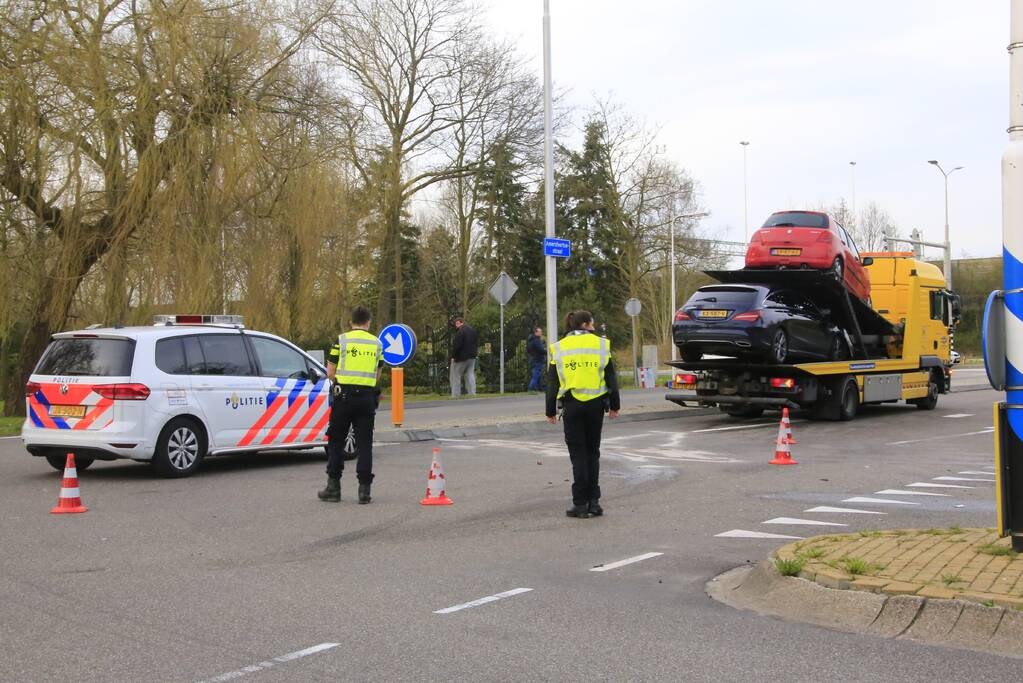 Twee voertuigen botsen op kruising