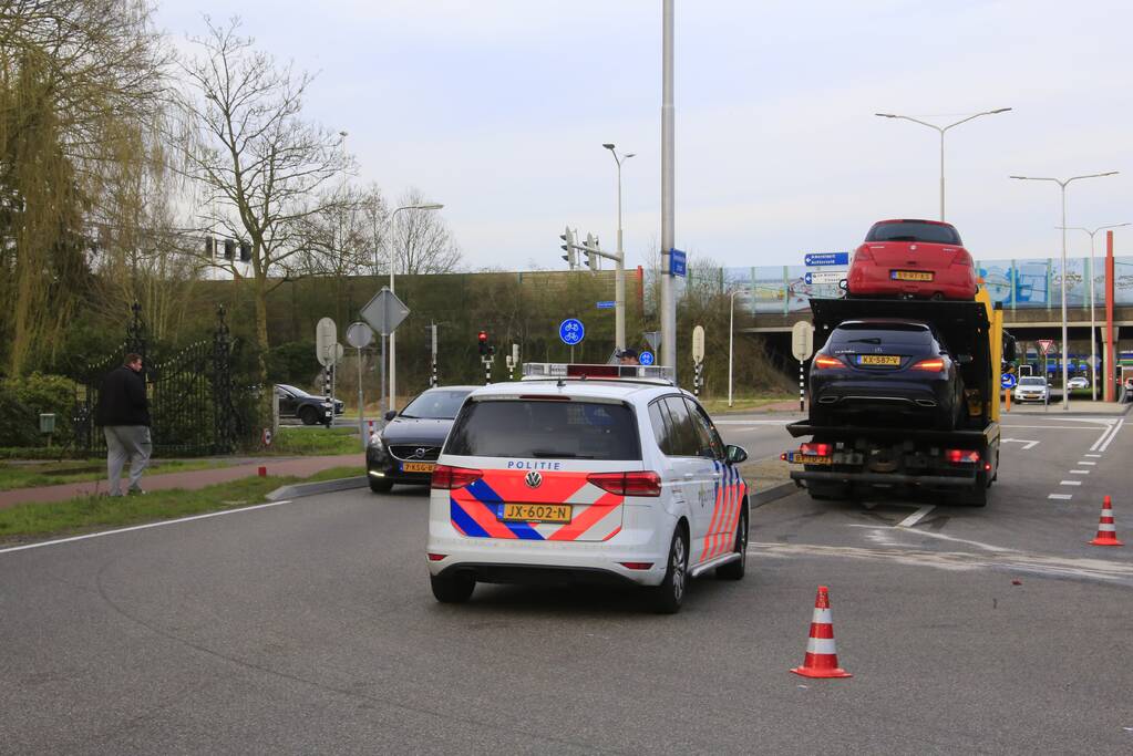Twee voertuigen botsen op kruising
