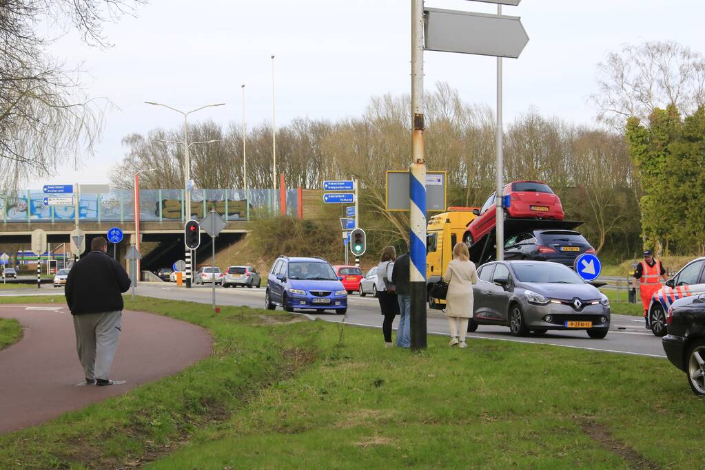 Twee voertuigen botsen op kruising