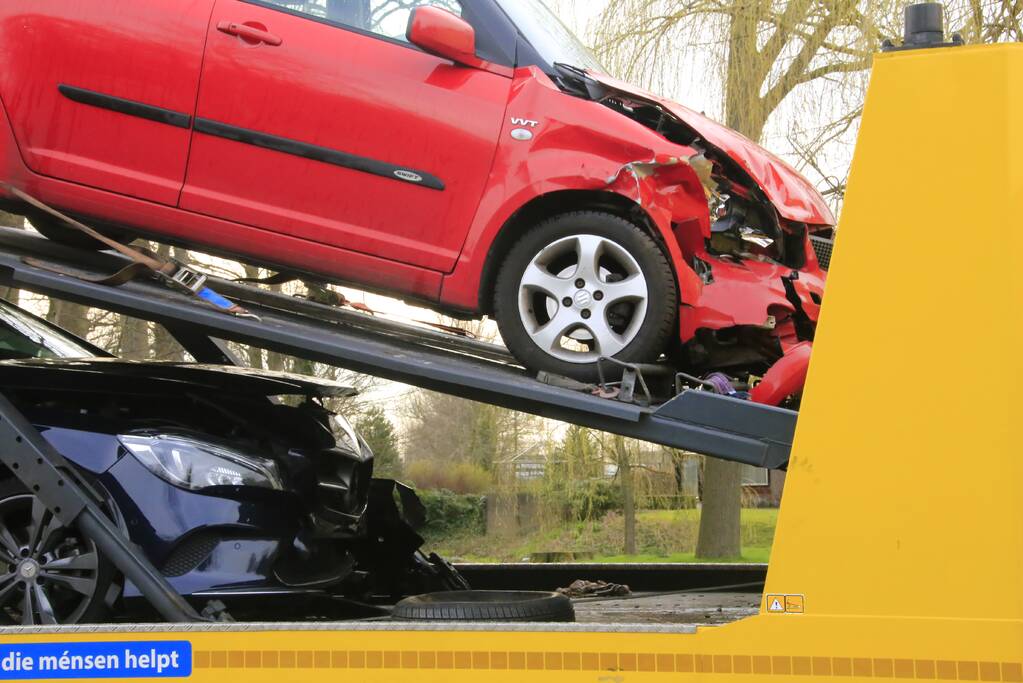 Twee voertuigen botsen op kruising