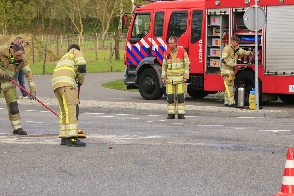 Twee voertuigen botsen op kruising