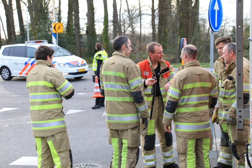 Twee voertuigen botsen op kruising