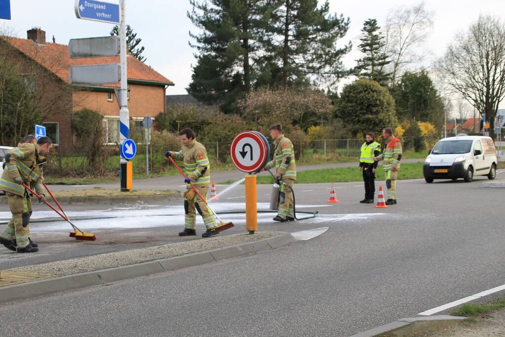 Twee voertuigen botsen op kruising