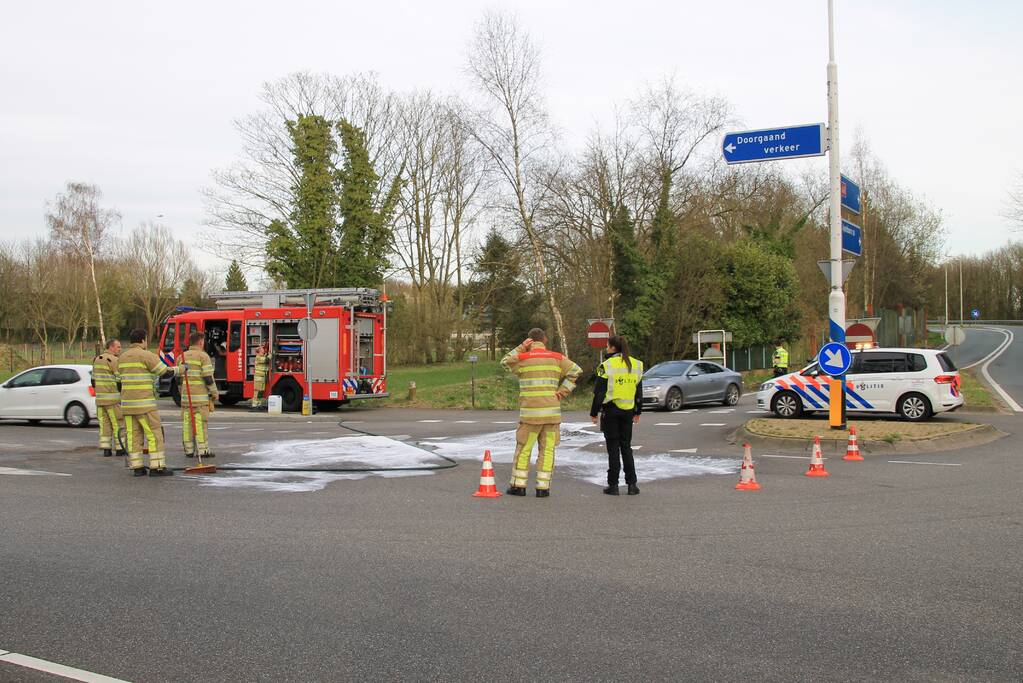 Twee voertuigen botsen op kruising
