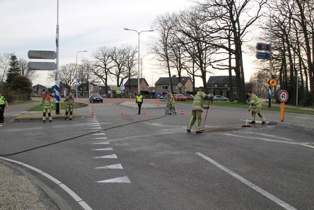 Twee voertuigen botsen op kruising