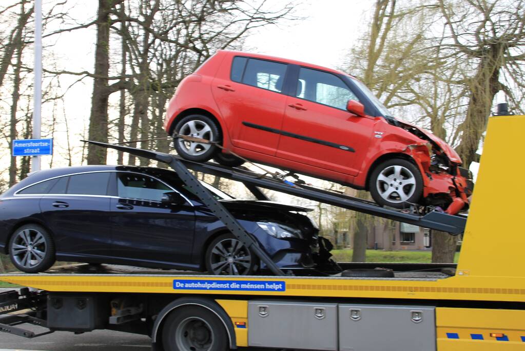 Twee voertuigen botsen op kruising