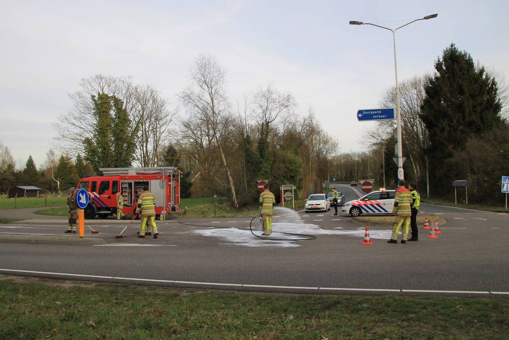 Twee voertuigen botsen op kruising