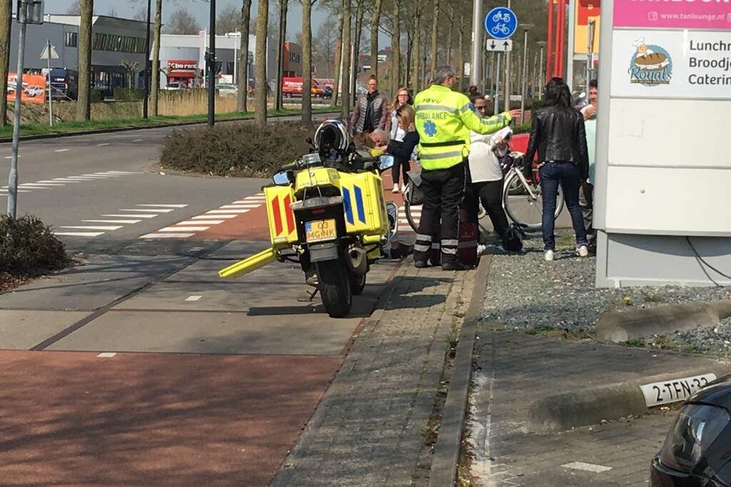 Scooterrijdster gewond na botsing met personenauto