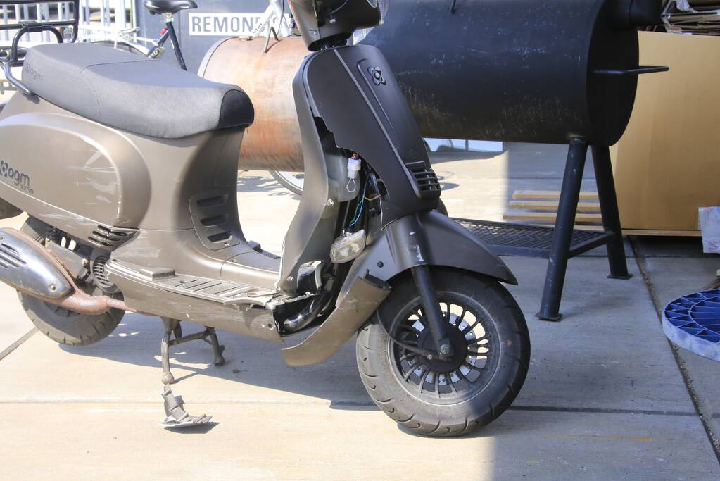 Scooterrijdster gewond na botsing met personenauto