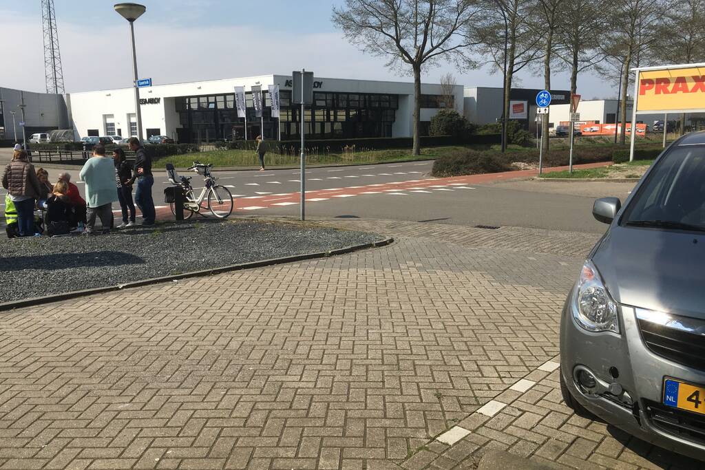 Scooterrijdster gewond na botsing met personenauto
