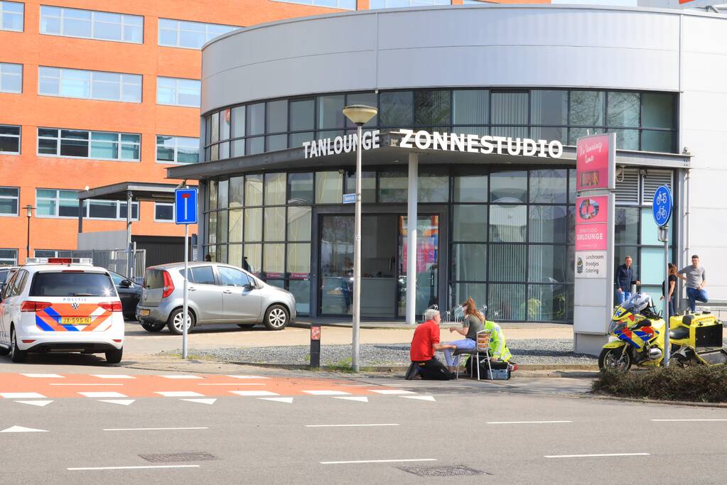 Scooterrijdster gewond na botsing met personenauto