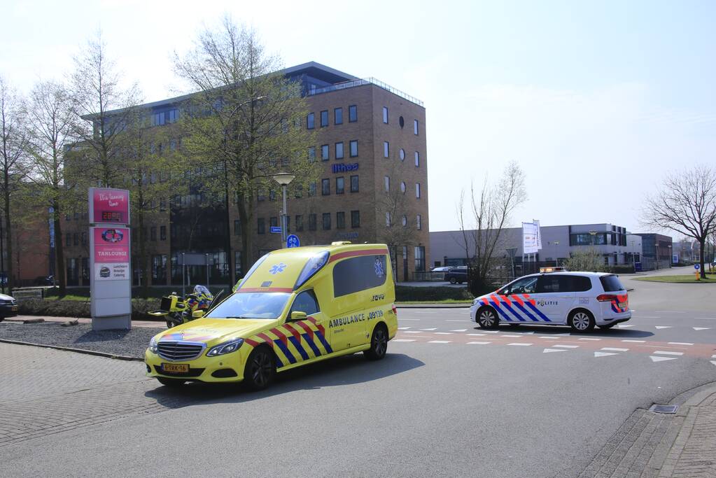 Scooterrijdster gewond na botsing met personenauto