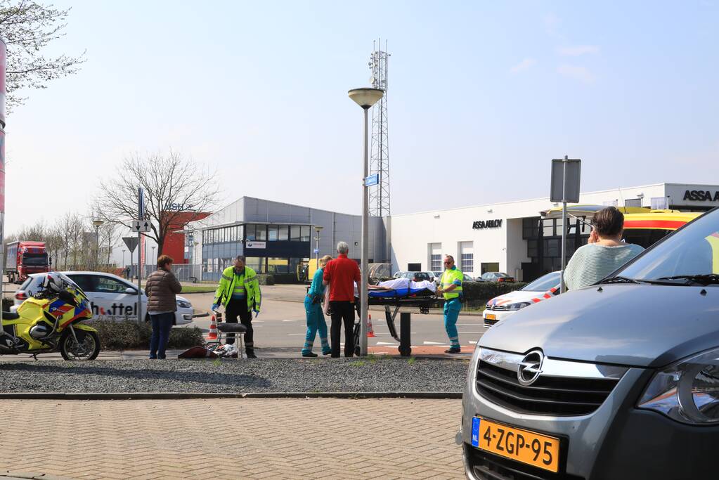 Scooterrijdster gewond na botsing met personenauto