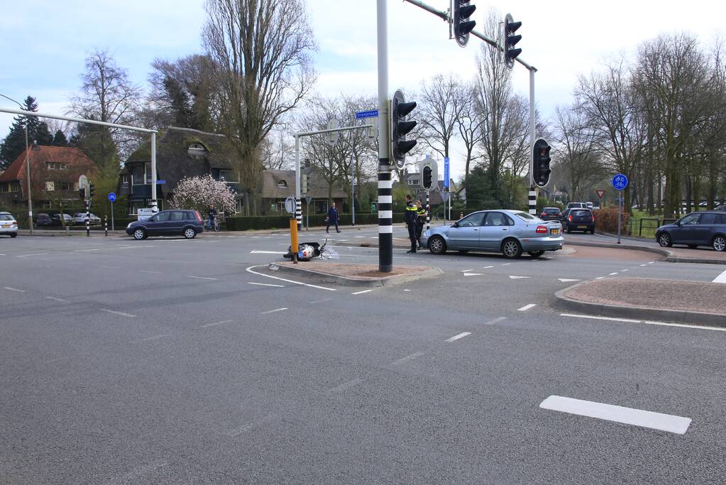 Scooterrijder zwaargewond na botsing met auto