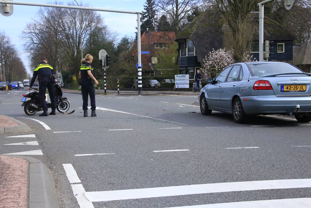 Scooterrijder zwaargewond na botsing met auto