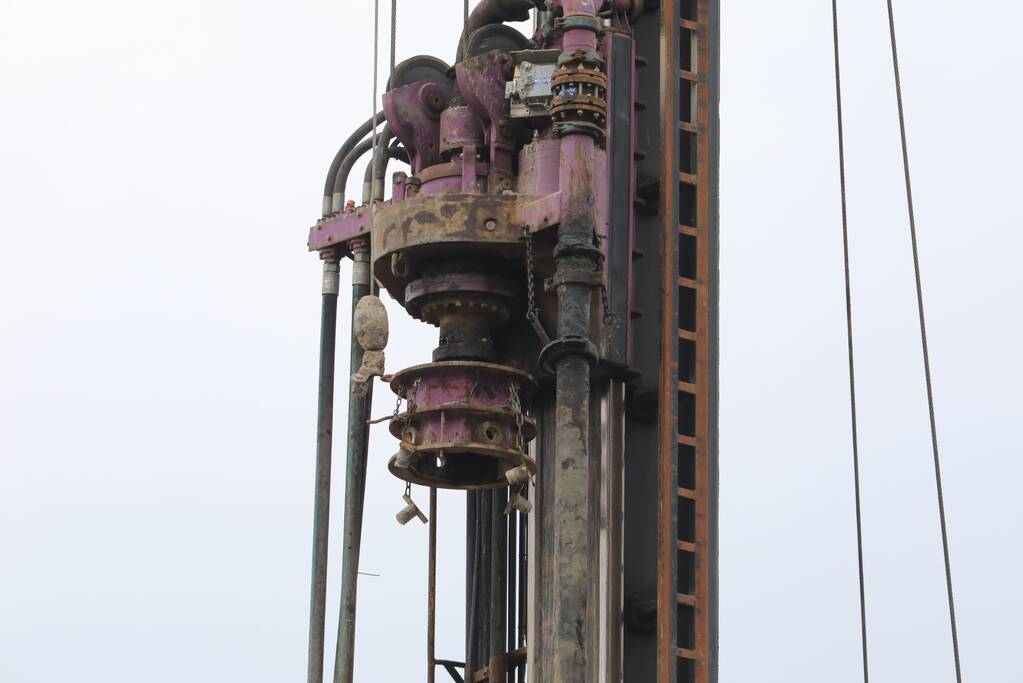 Kraanmachinist overleden na vallende heipaal