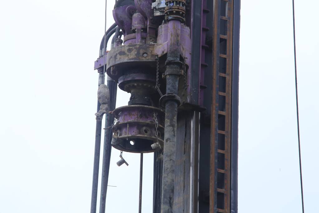 Kraanmachinist overleden na vallende heipaal