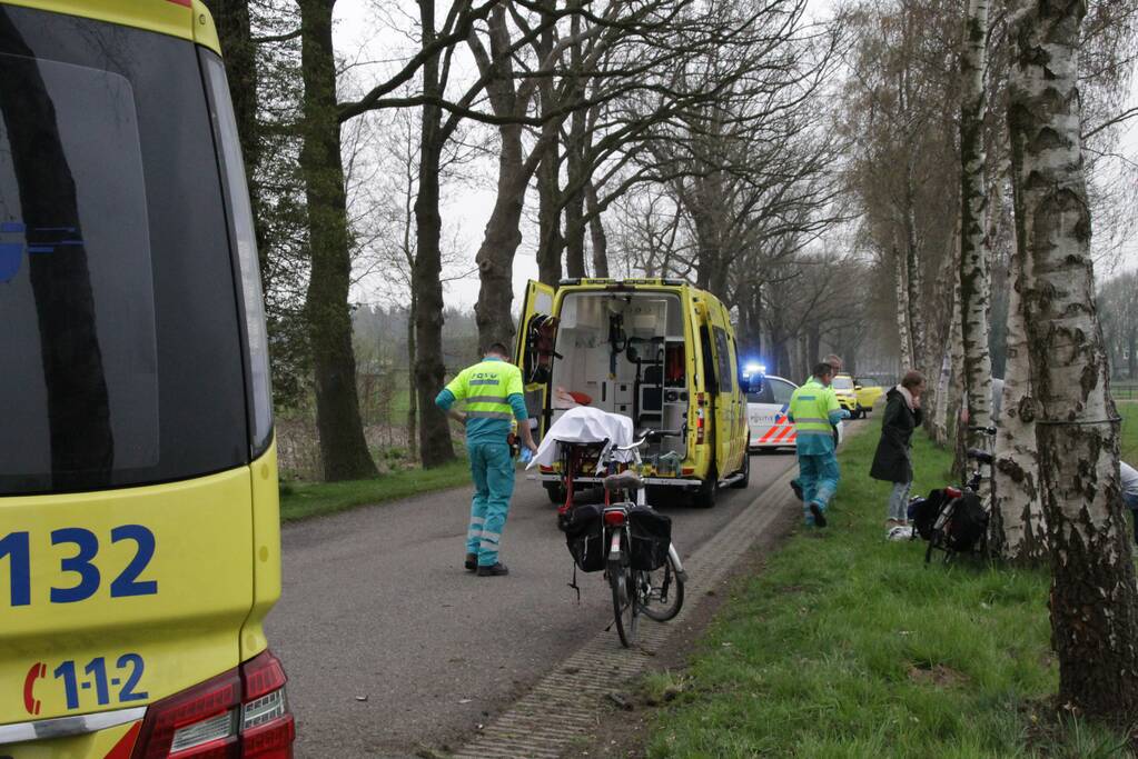 Motorrijder raakt gewond na crash tegen boom