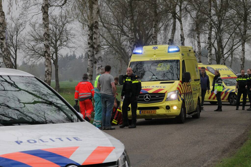 Motorrijder raakt gewond na crash tegen boom