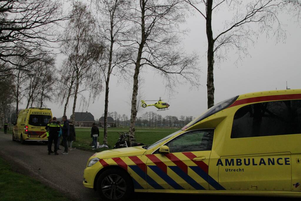 Motorrijder raakt gewond na crash tegen boom