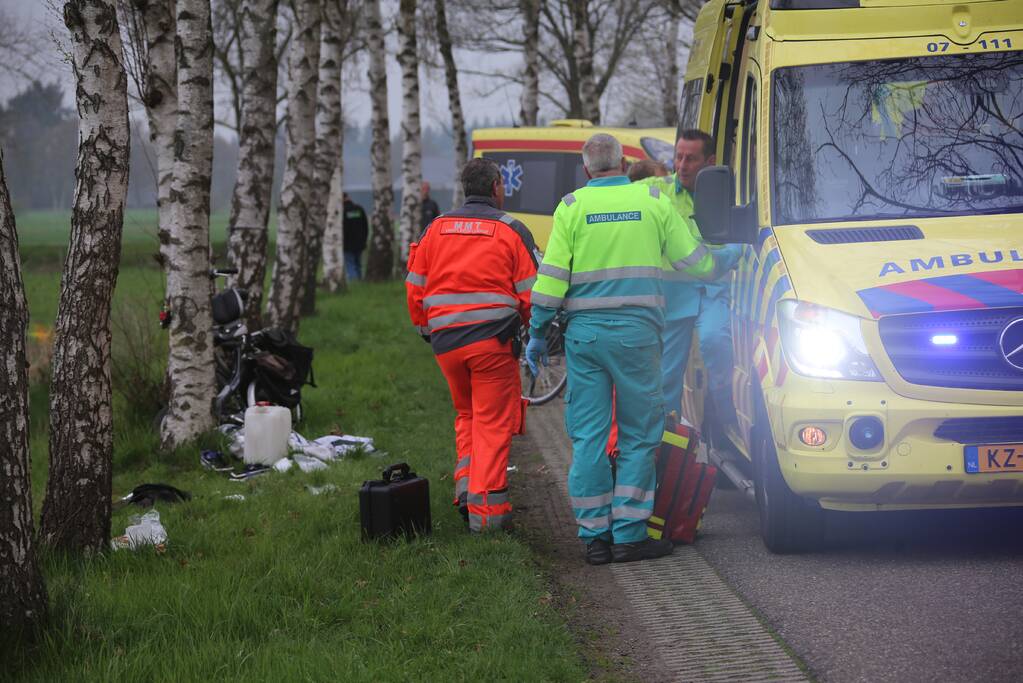 Motorrijder raakt gewond na crash tegen boom