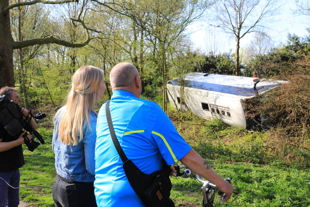 Drie gewonden bij groot busongeluk