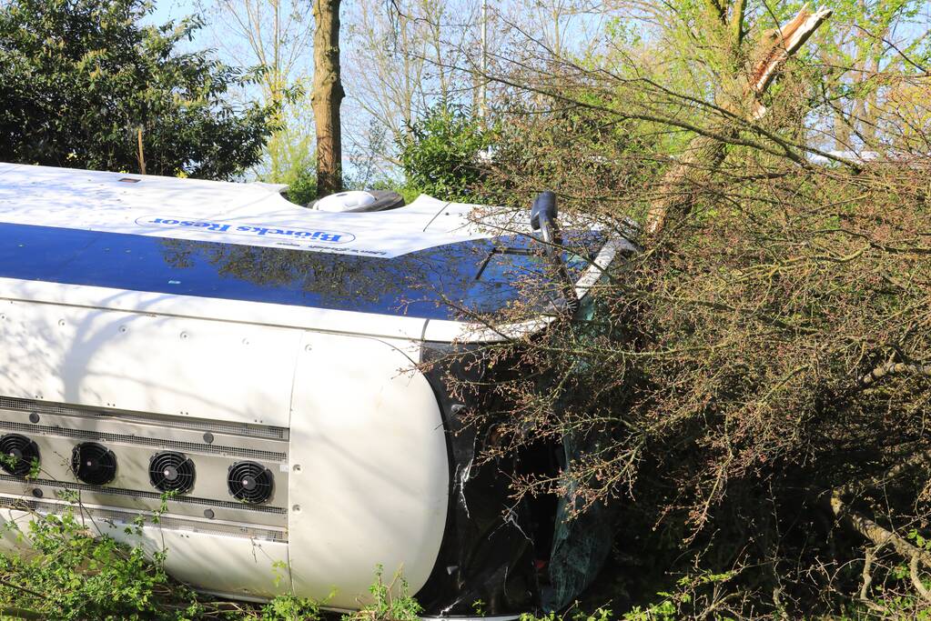 Drie gewonden bij groot busongeluk