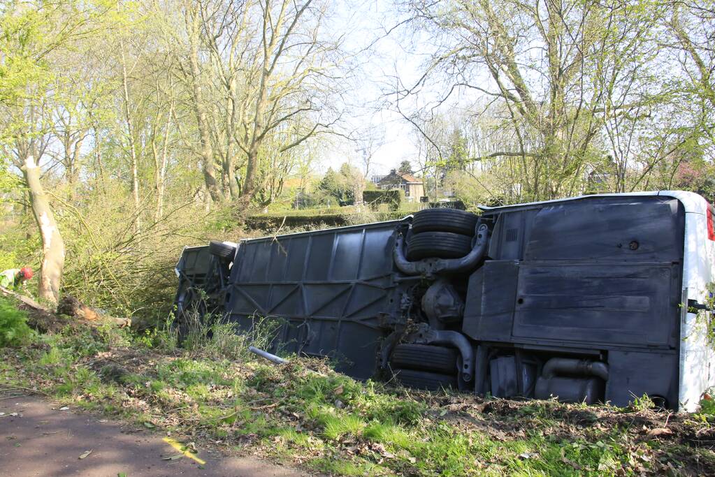 Drie gewonden bij groot busongeluk