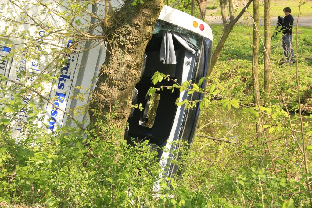 Drie gewonden bij groot busongeluk