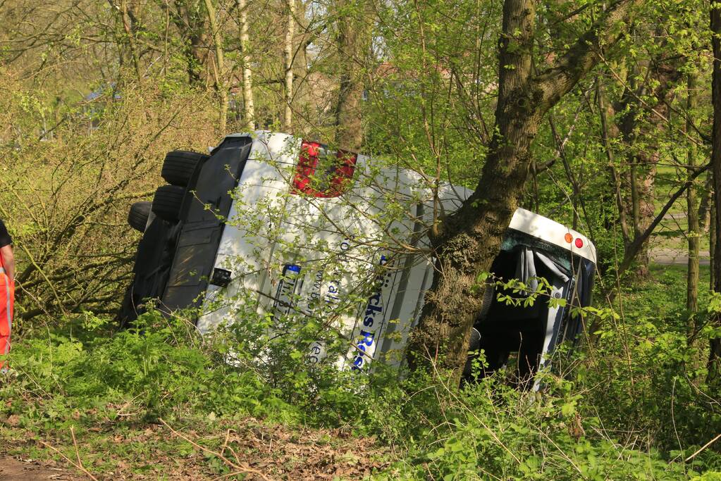 Drie gewonden bij groot busongeluk