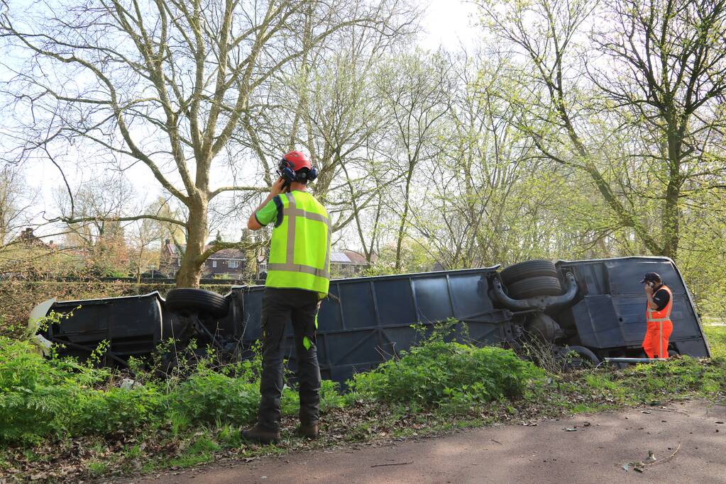 Drie gewonden bij groot busongeluk