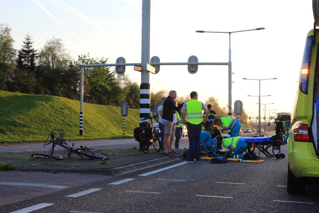 Overstekende fietsster aangereden door motor