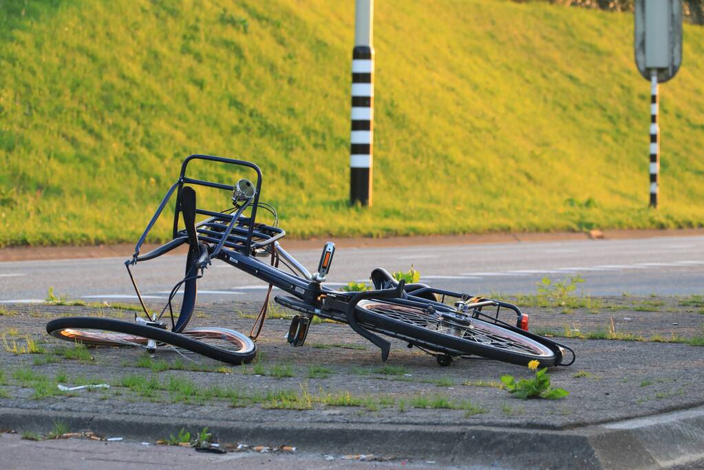 Overstekende fietsster aangereden door motor