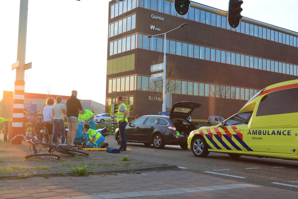 Overstekende fietsster aangereden door motor