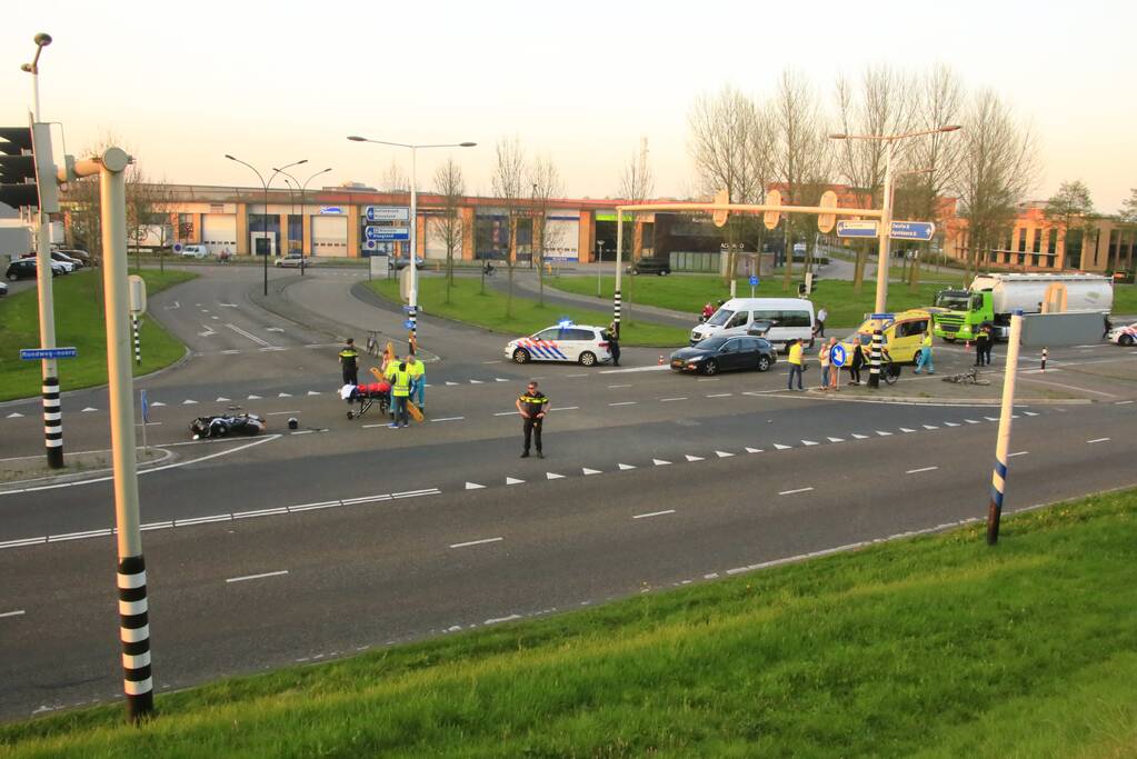 Overstekende fietsster aangereden door motor