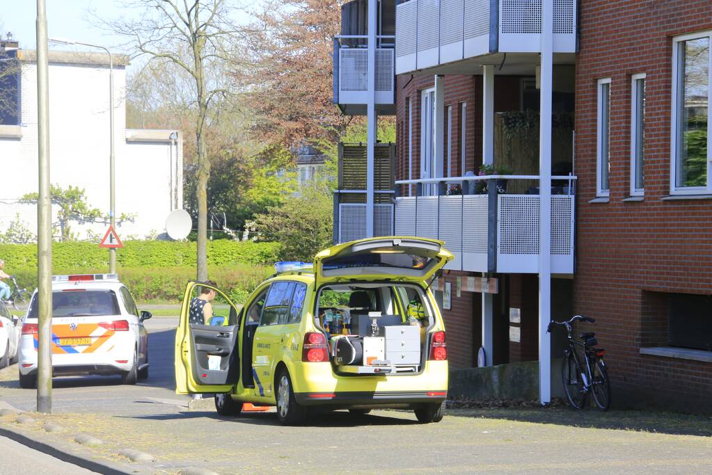 Fietser knalt tegen muurtje