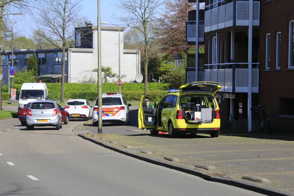 Fietser knalt tegen muurtje