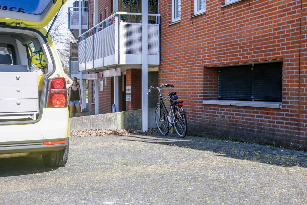 Fietser knalt tegen muurtje