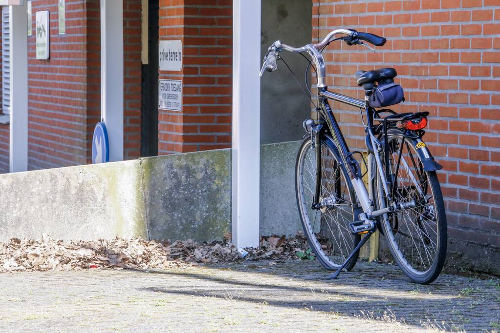 Fietser knalt tegen muurtje