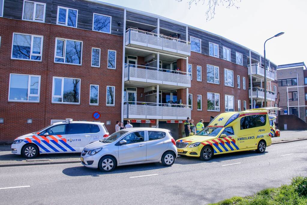 Fietser knalt tegen muurtje
