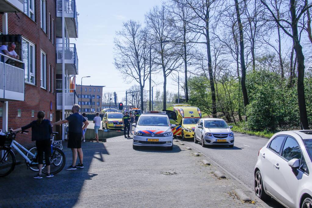 Fietser knalt tegen muurtje
