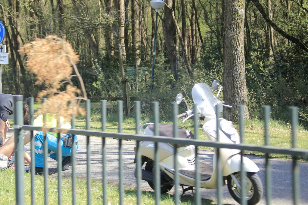 Scooterrijdster onderuit op wegdek