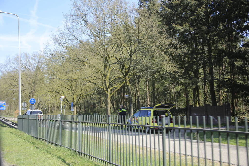 Scooterrijdster onderuit op wegdek