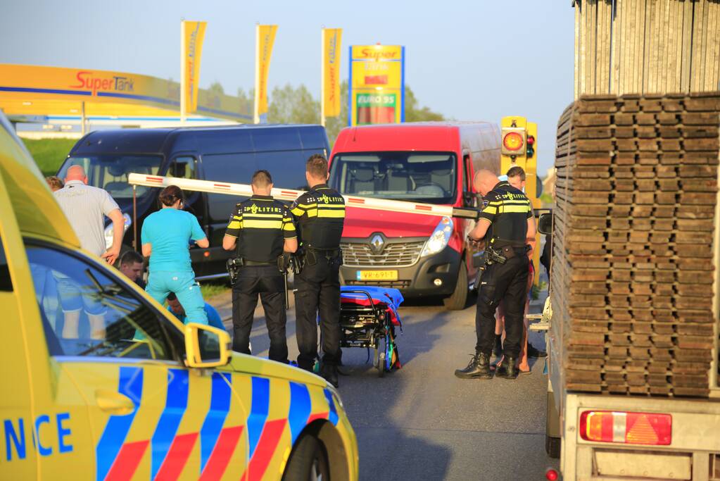 Scooterrijdster rijdt tegen slagboom